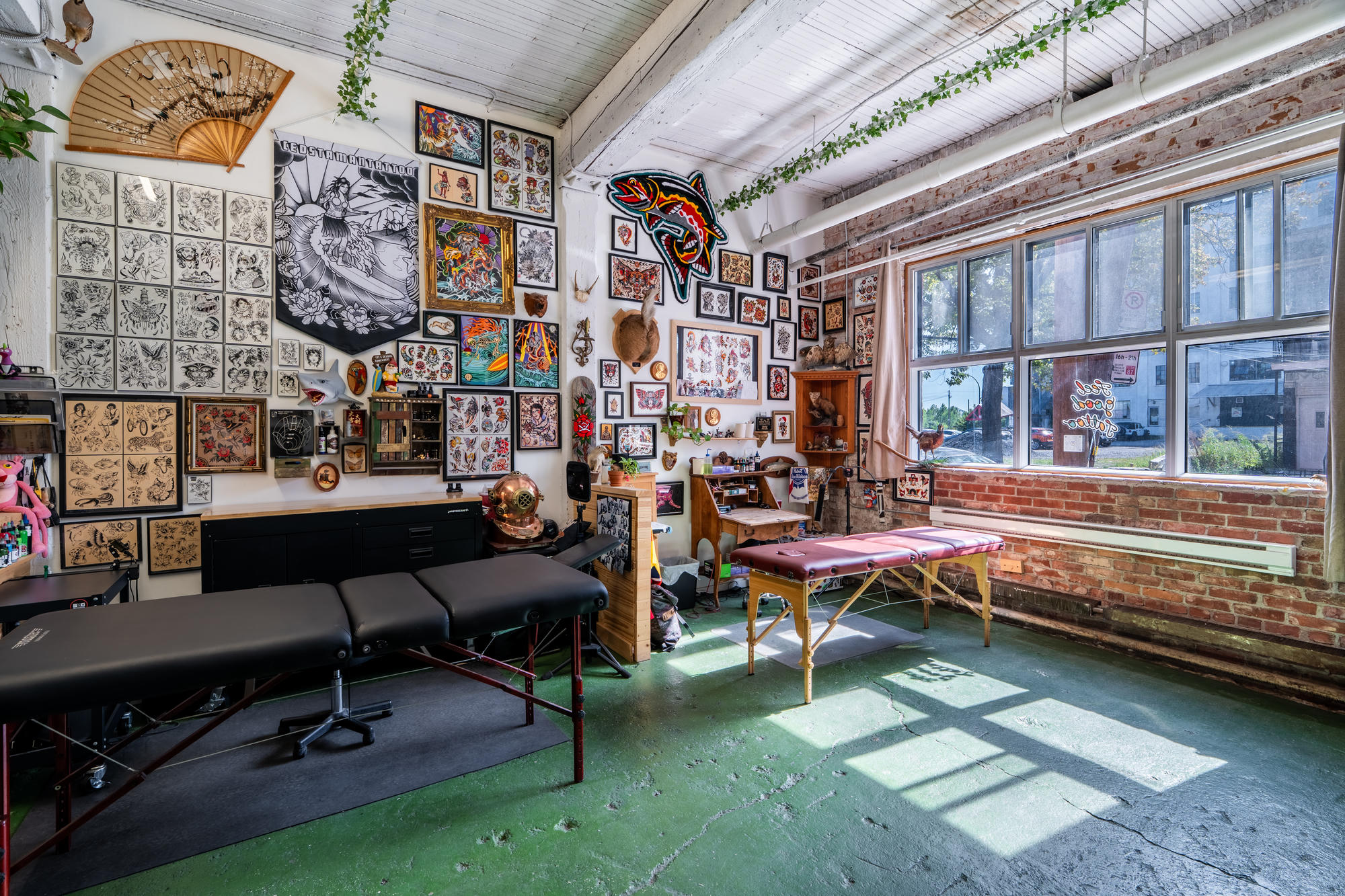 Comptoir et détails du décor de Feel Good Tattoo