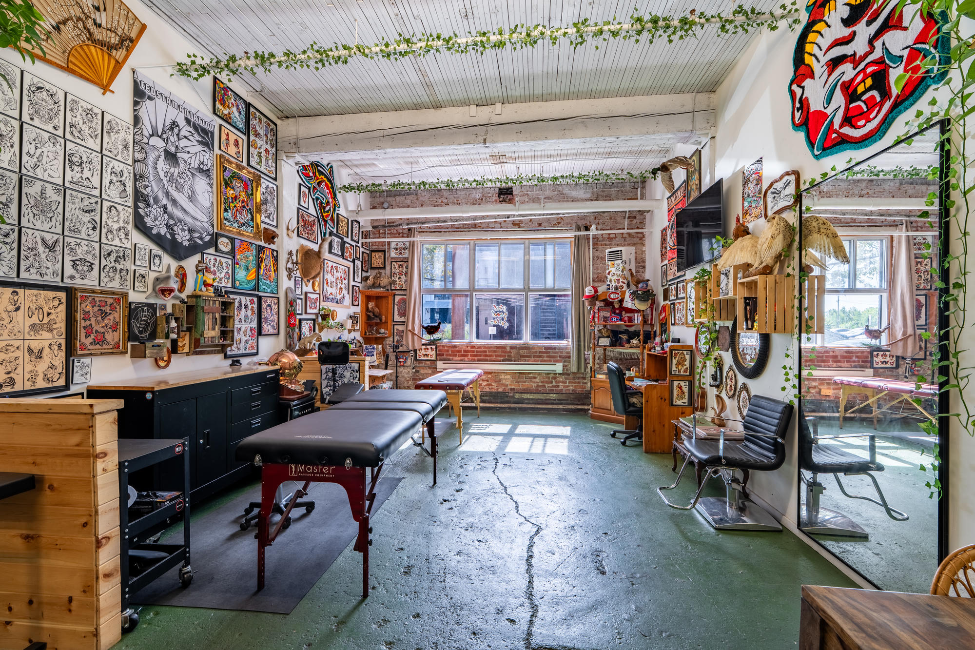 Fauteuil de tatouage et éclairage du studio