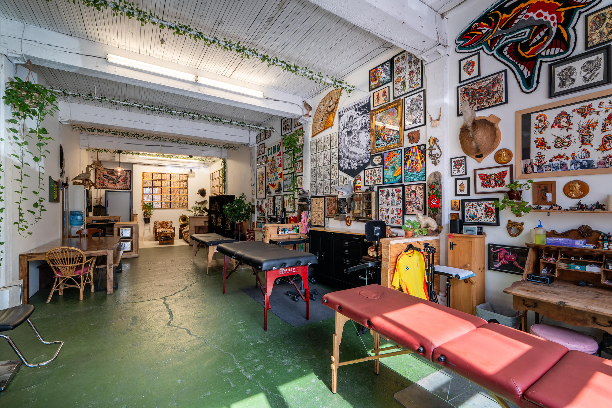 Détails et ambiance intérieure de Feel Good Tattoo