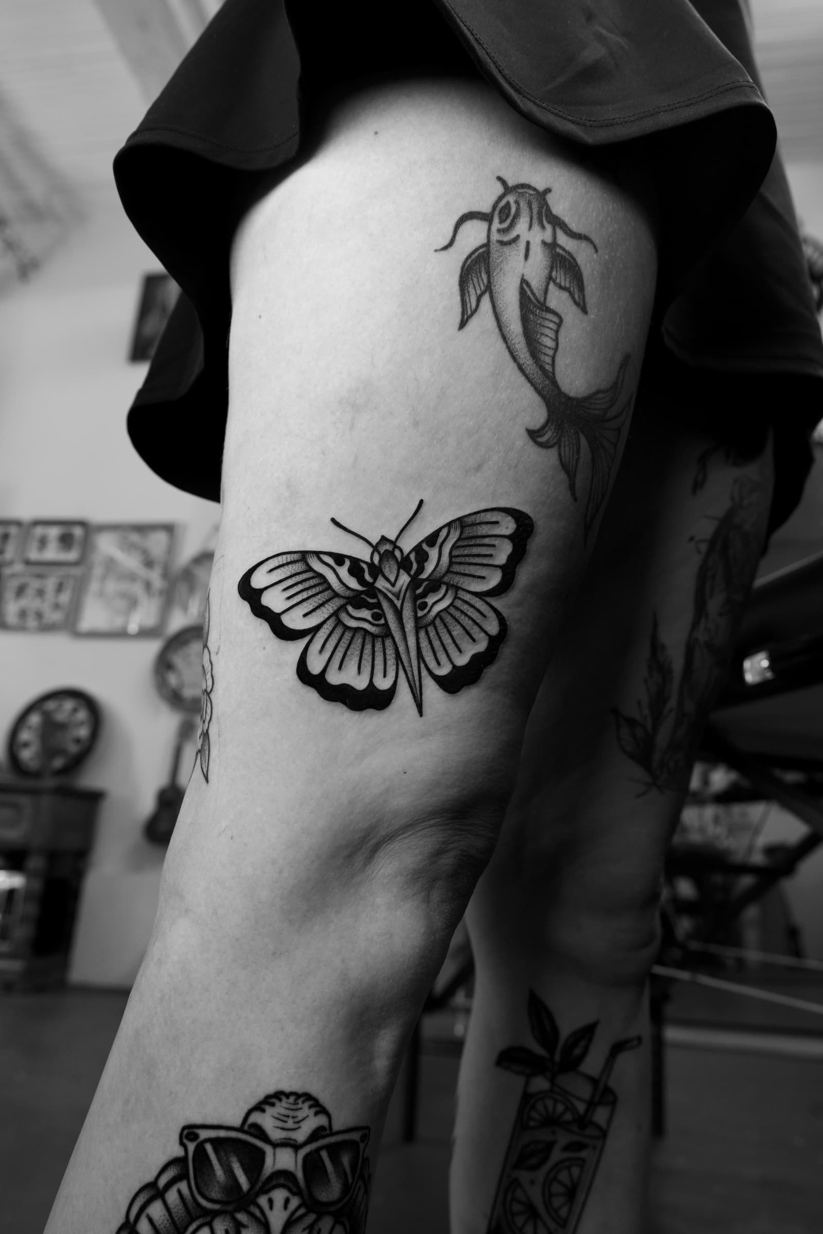 Tatouage traditionnel noir et gris d’un papillon de nuit
